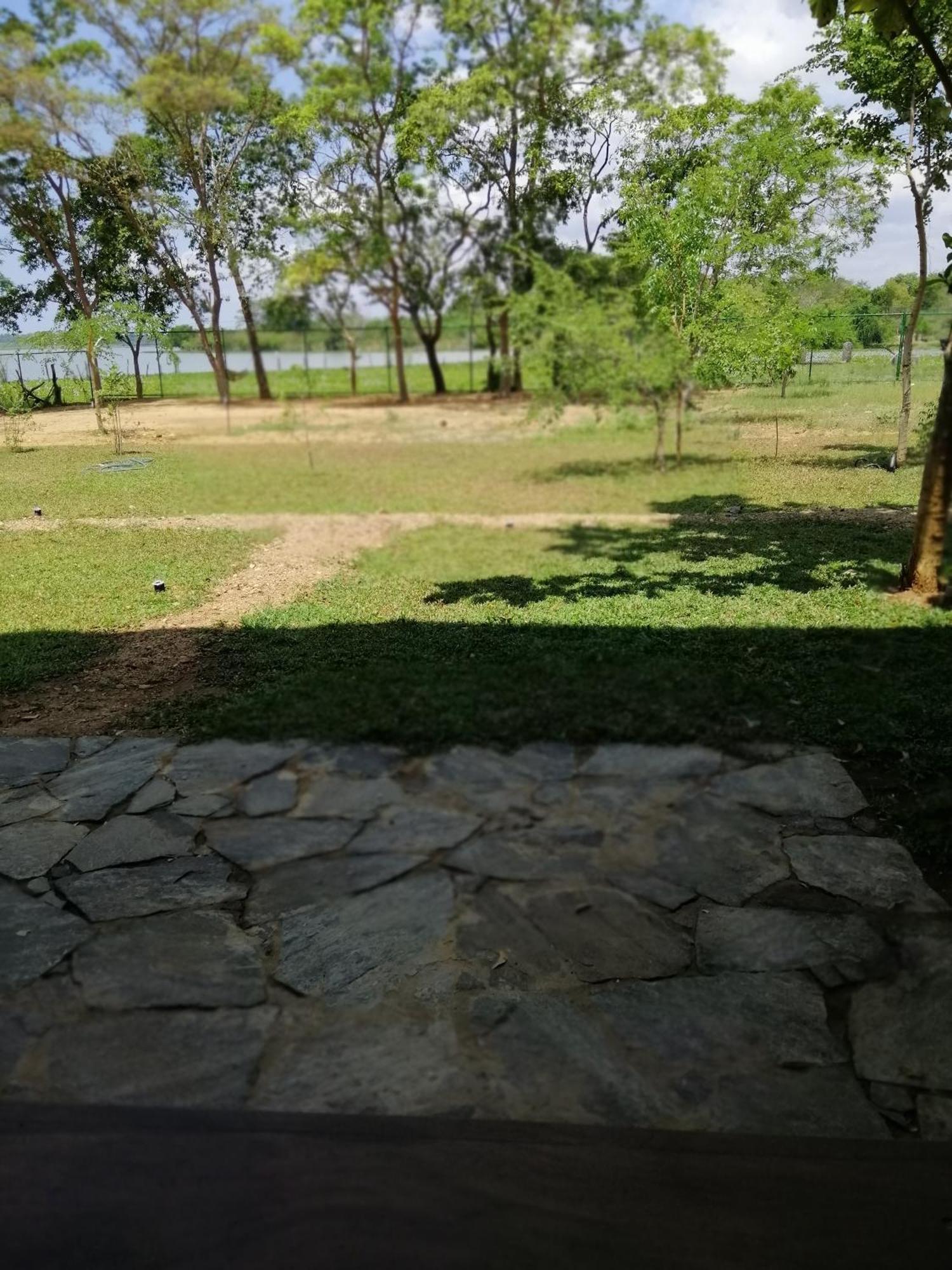 Breezy Lake 티사마하라마 외부 사진